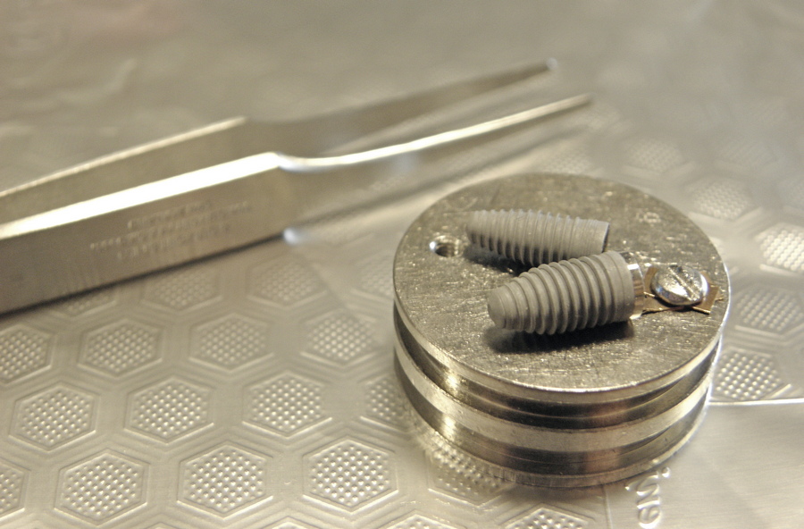 Dental implants mounted for surface analysis with Auger electron spectroscopy (AES)